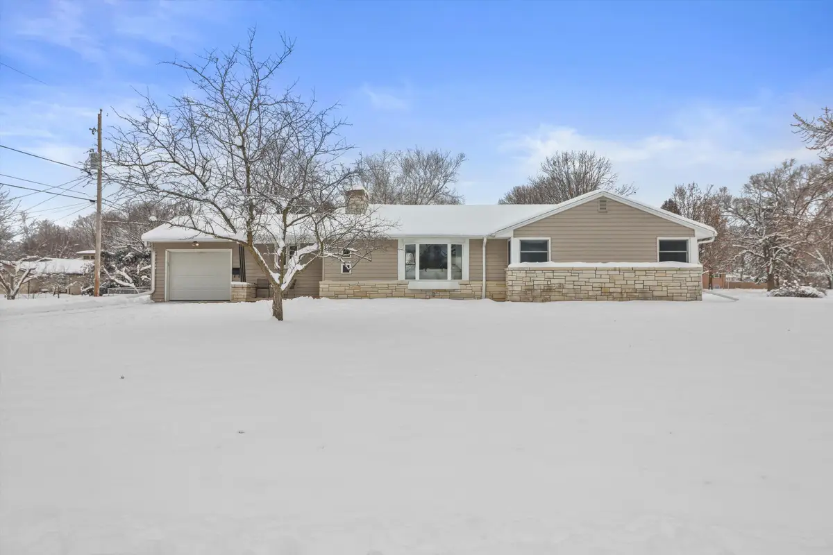 815 Parkview Ln, Mukwonago, WI 53149 - Image #1