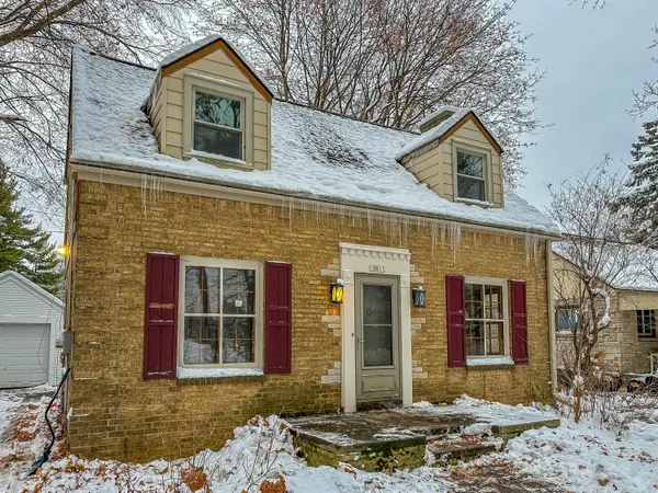 13613 W Prospect Pl, New Berlin, WI 53151