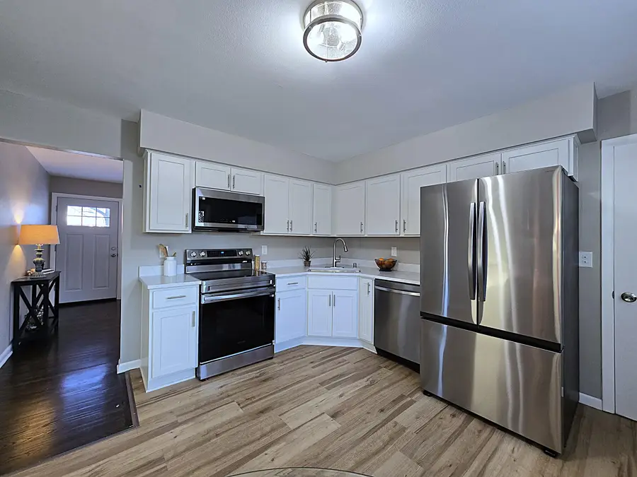 419 Peters Dr, Waukesha, WI 53188 - Image #2