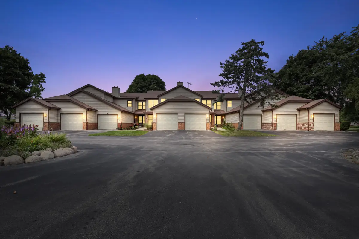 8127 S Legend Dr, Franklin, WI 53132 - Image #1