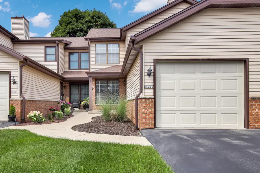 8127 S Legend Dr, Franklin, WI 53132 - Image #2