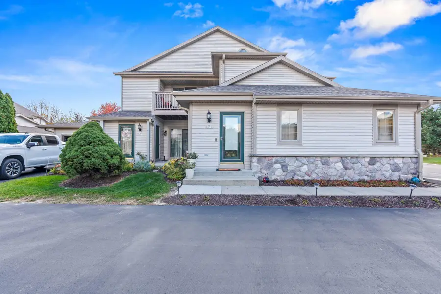 2215 Circle Rdg, Delafield, WI 53018 - Image #2