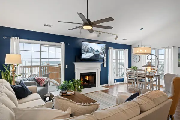 1085 Lakeland Dr, Geneva, WI 53147