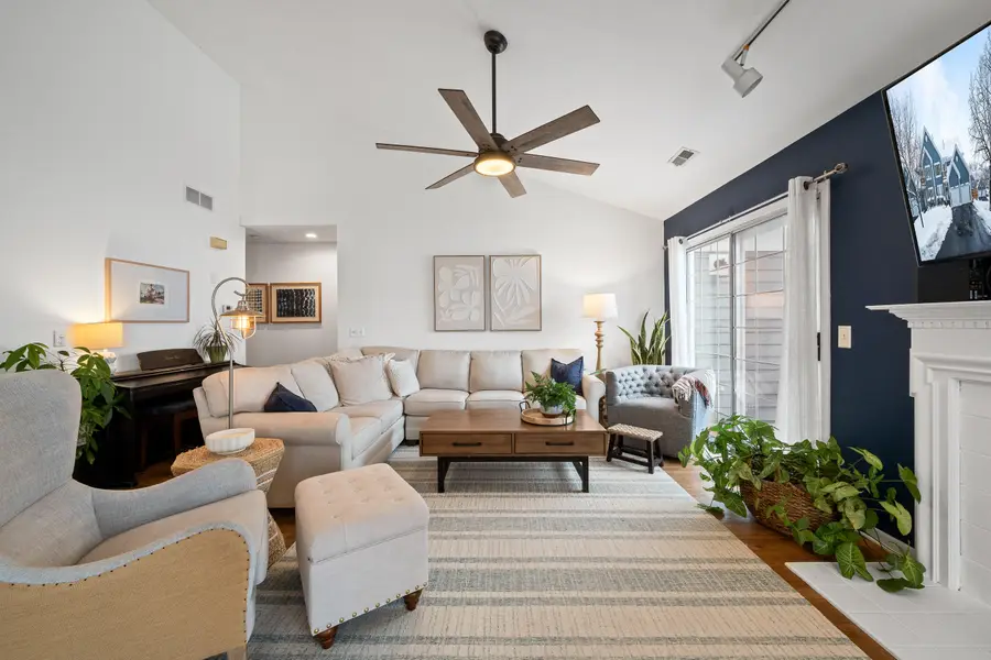 1085 Lakeland Dr, Geneva, WI 53147 - Image #2