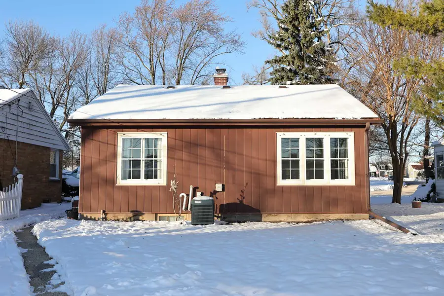 10907 Glenway Ct, Wauwatosa, WI 53222 - Image #2