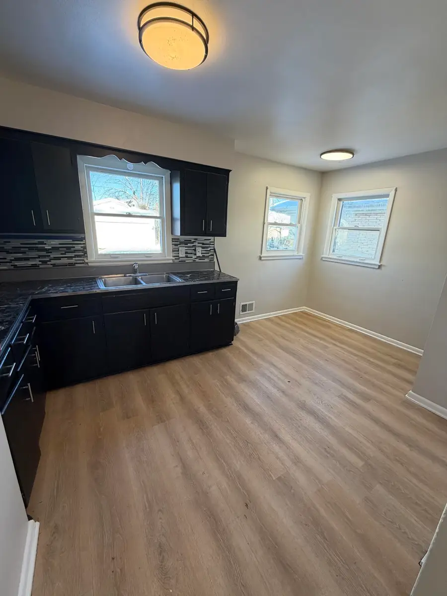 4334 W Eggert Pl, Milwaukee, WI 53218 - Image #3