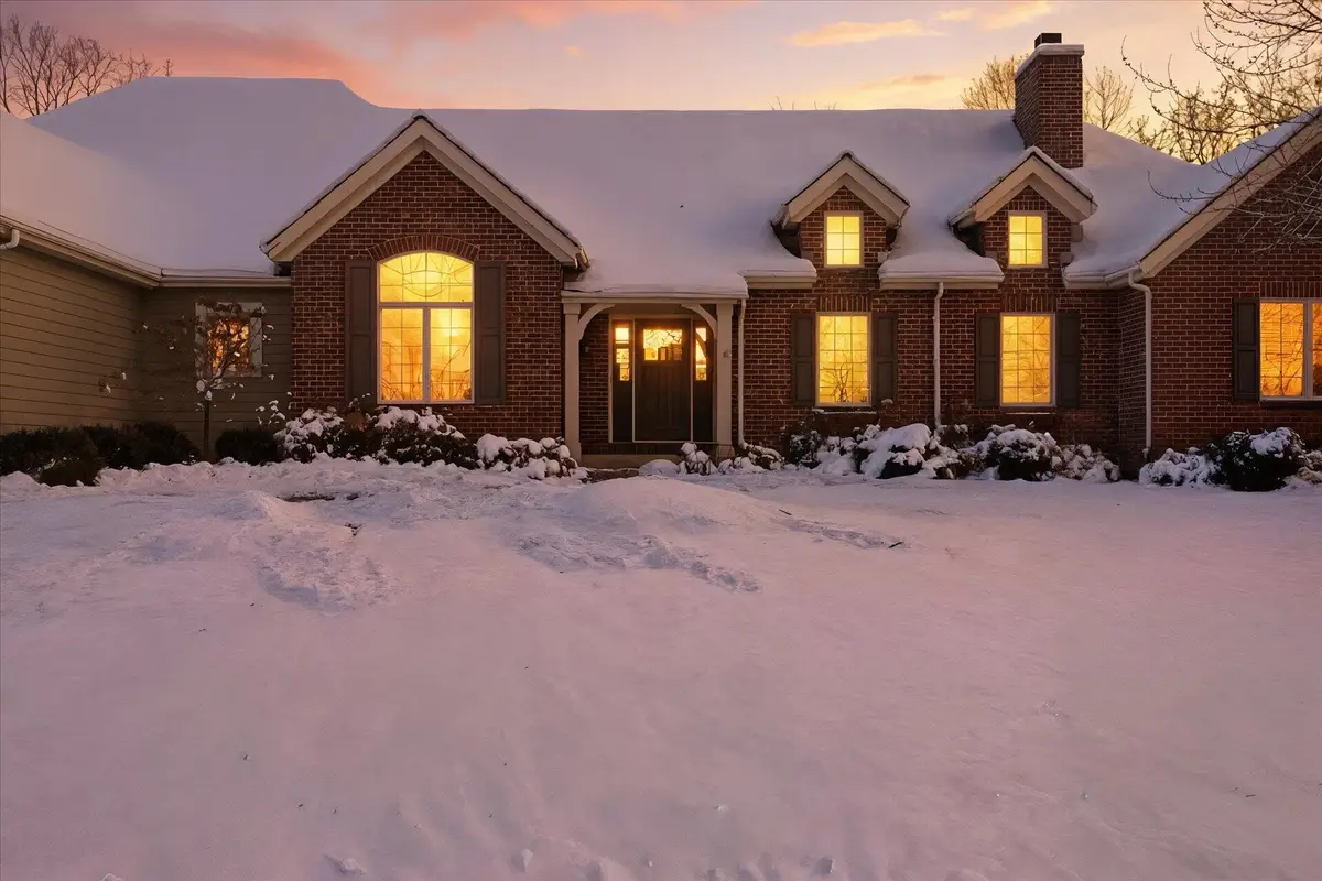 601 N Thornbush Cir, Hartland, WI 53029 - Image #1