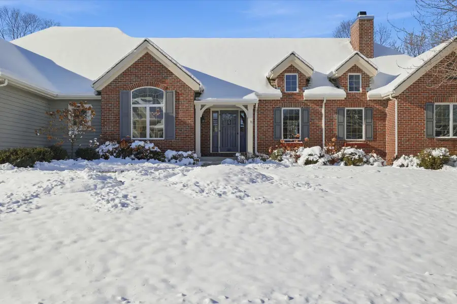 601 N Thornbush Cir, Hartland, WI 53029 - Image #2