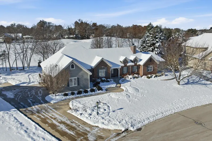 601 N Thornbush Cir, Hartland, WI 53029 - Image #3