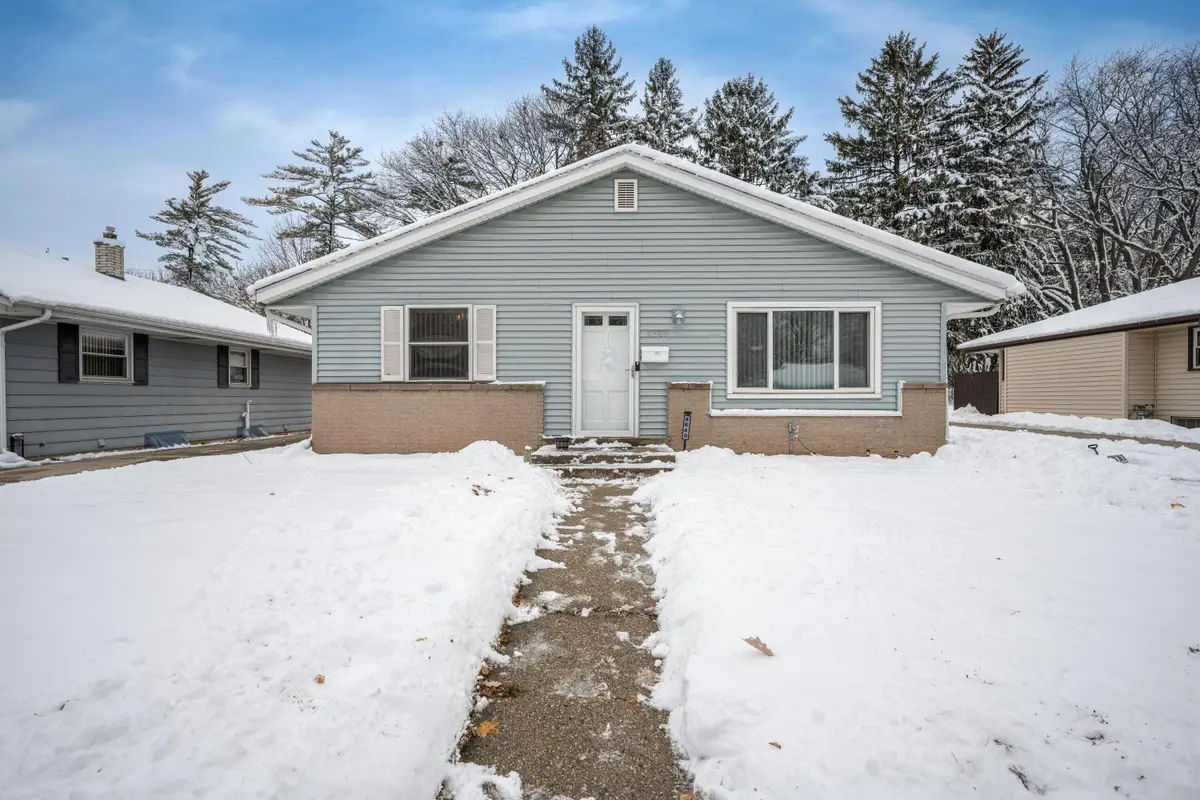 4640 W Brentwood Ct, Milwaukee, WI 53223 - Image #1