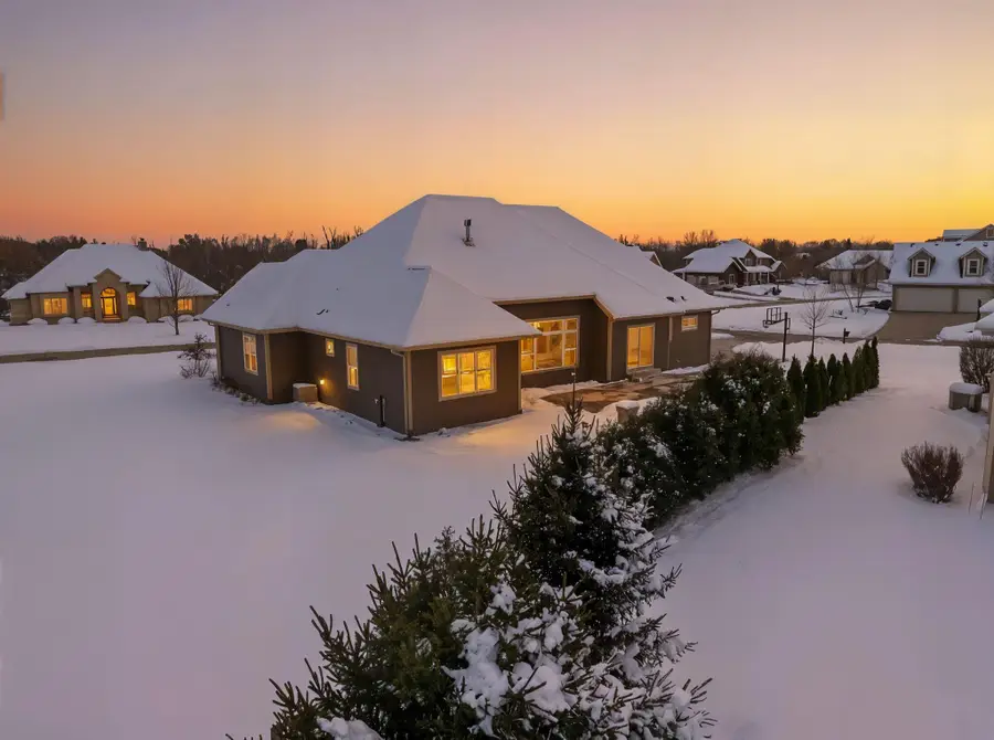 W229N3655 Sterling Ct, Pewaukee, WI 53072 - Image #2