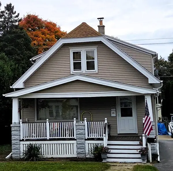 2043 S 81st St, West Allis, WI 53219