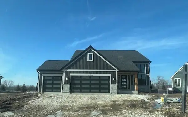 W251N2385 Valleyview Cir, Pewaukee, WI 53072