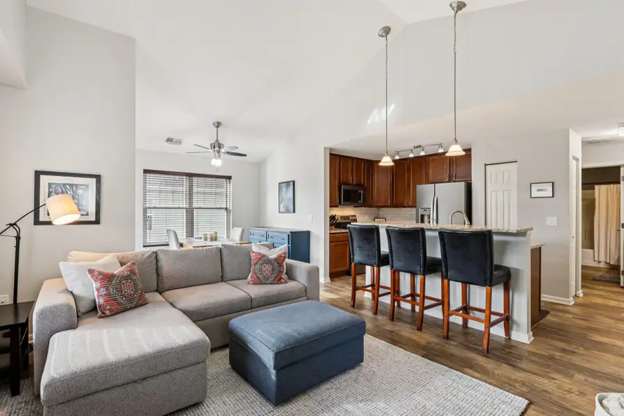 N16W26500 Meadowgrass Cir, Pewaukee, WI 53072 - Image #2