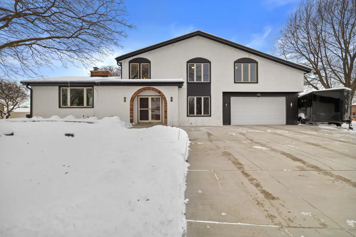8100 W Imperial Dr, Franklin, WI 53132 - Image #1