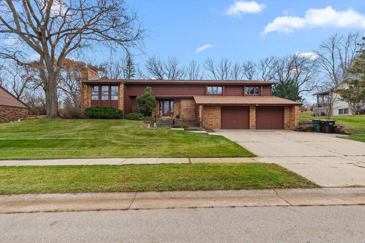 727 Browning Cir, Oconomowoc, WI 53066 - Image #1