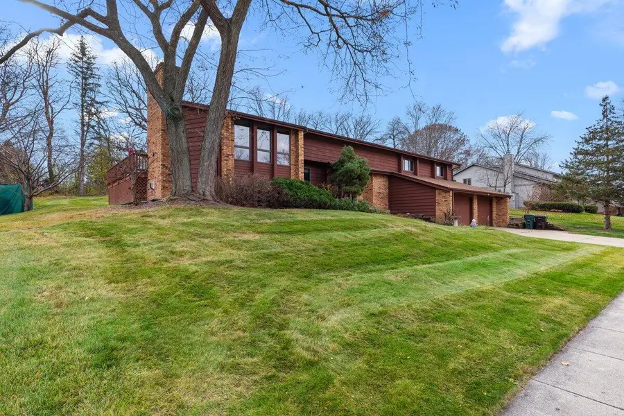 727 Browning Cir, Oconomowoc, WI 53066 - Image #2