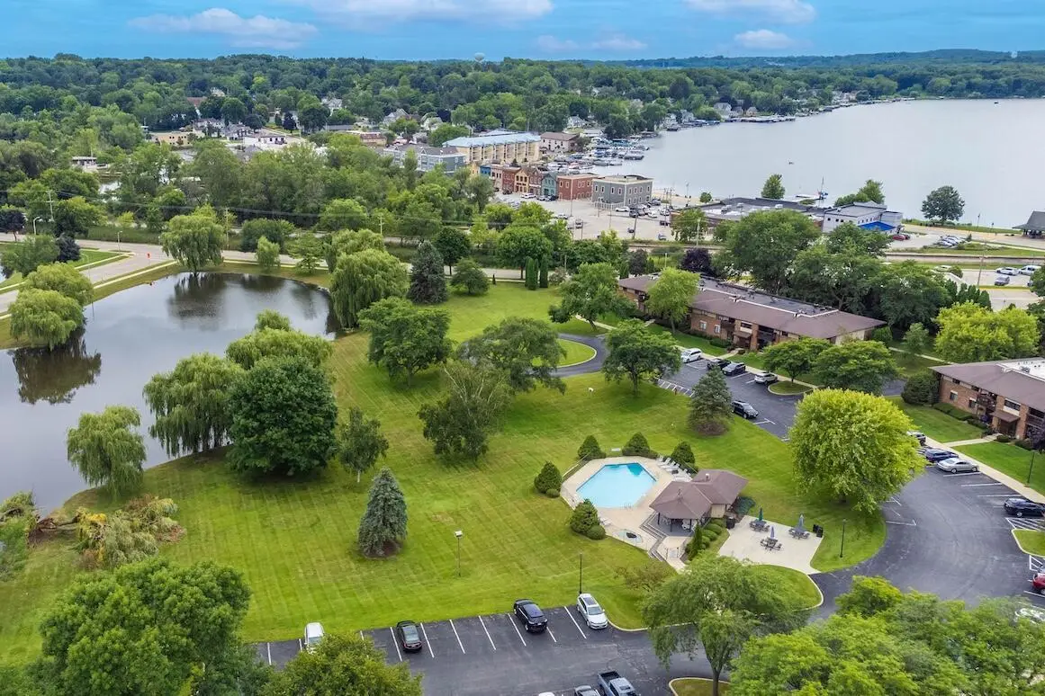 339 Park Hill Dr, Pewaukee, WI 53072 - Image #1