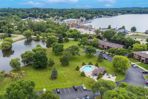 339 Park Hill Dr, Pewaukee, WI 53072