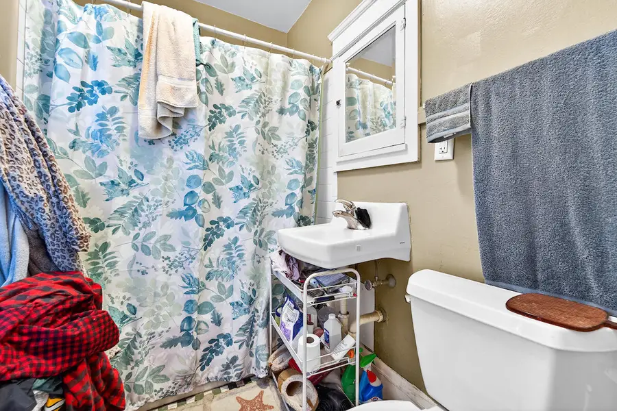 1527 Hayes Ave, Racine, WI 53405 - Image #2