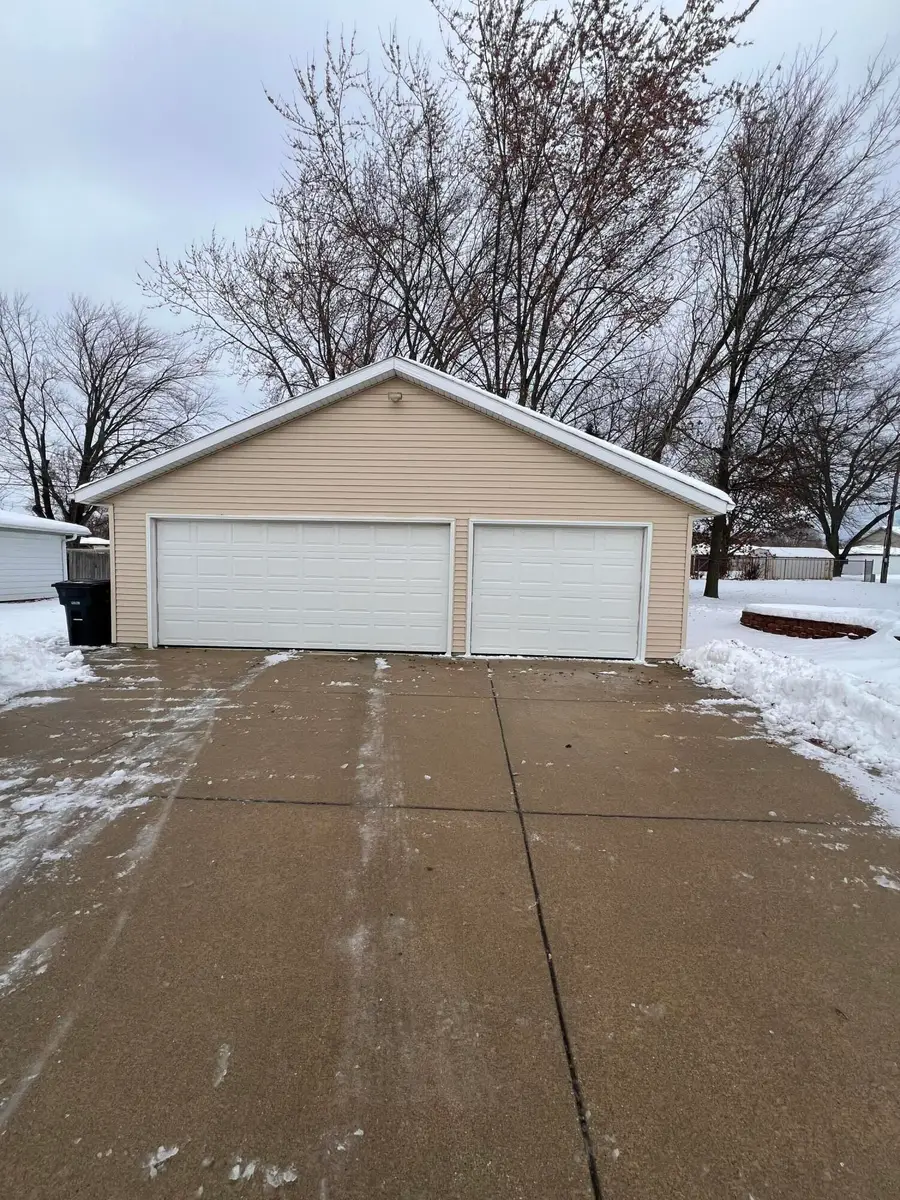 5324 W Allerton Ave, Greenfield, WI 53220 - Image #2