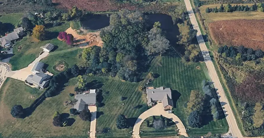 2075 Parkwood Ct, Grafton, WI 53024 - Image #2