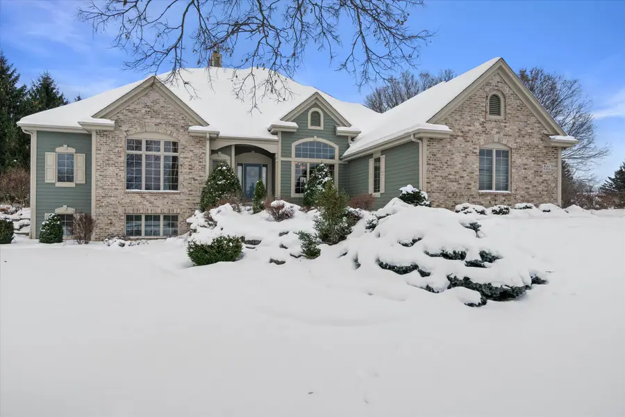 W261N2830 Woodburne Ct, Pewaukee, WI 53072 - Image #2