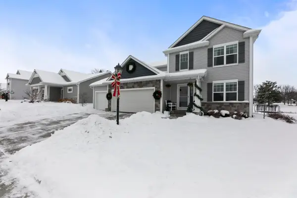 1084 Spruce Ct, Oconomowoc, WI 53066
