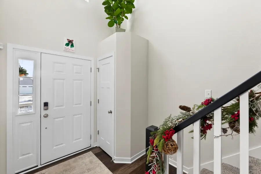 1084 Spruce Ct, Oconomowoc, WI 53066 - Image #2