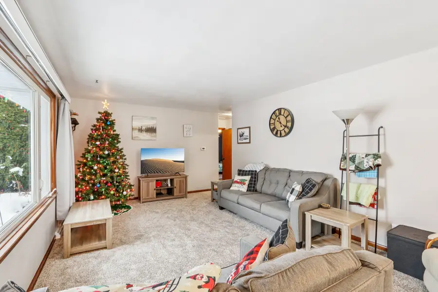 614 Lemira Ave, Waukesha, WI 53188 - Image #3