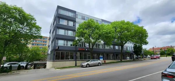 3575 N Oakland Ave, Shorewood, WI 53211