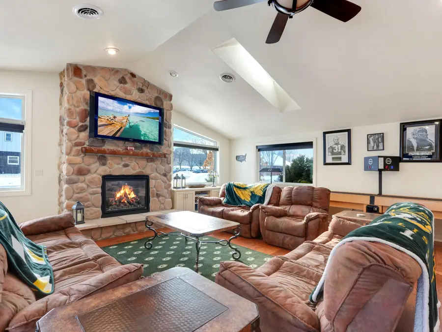 1735 S Oneida St, Green Bay, WI 54304 - Image #2