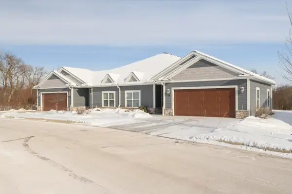 106 Phantom Lake Ct, Mukwonago, WI 53149