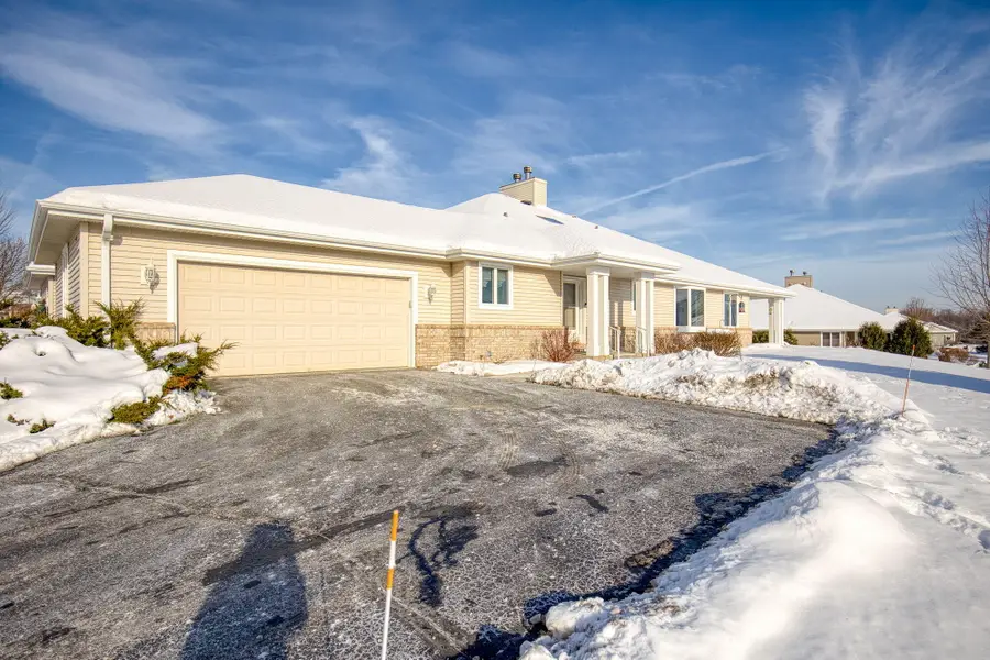 N78W17396 Wildwood Dr, Menomonee Falls, WI 53051 - Image #2