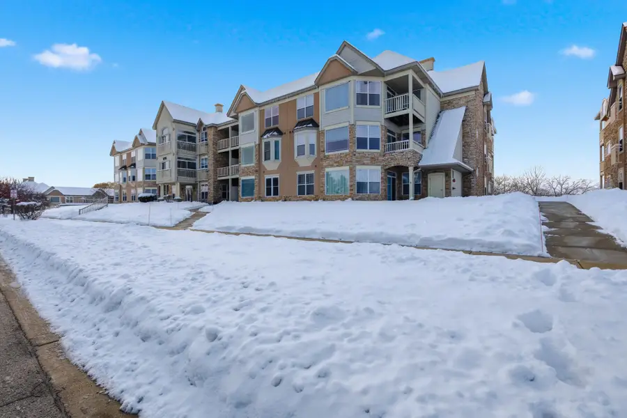 6995 S Riverwood Blvd, Franklin, WI 53132 - Image #2