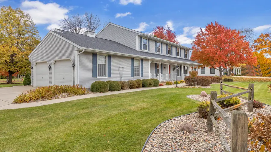 909 Country Club Ln, Fond Du Lac, WI 54935 - Image #2