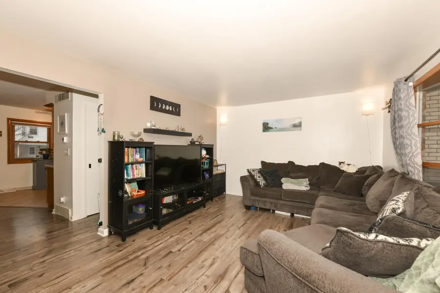 5075 W Colonial Ct, Greenfield, WI 53220 - Image #3