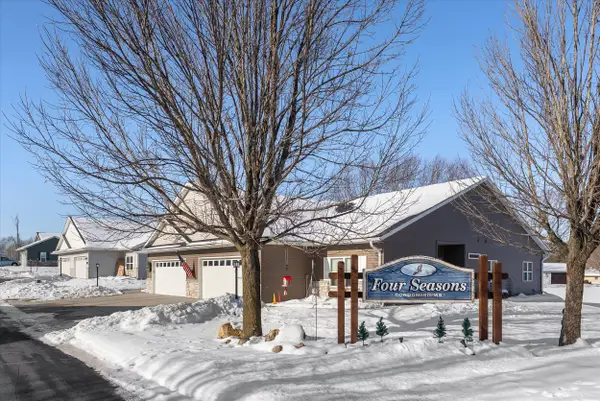 116 Four Seasons Ln, Kewaskum, WI 53040
