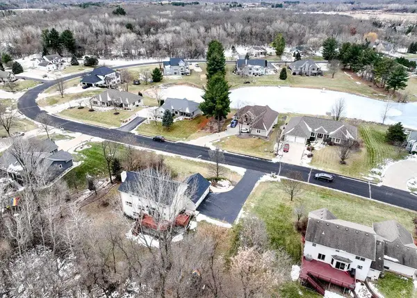 412 E Red Pine Cir, Dousman, WI 53118