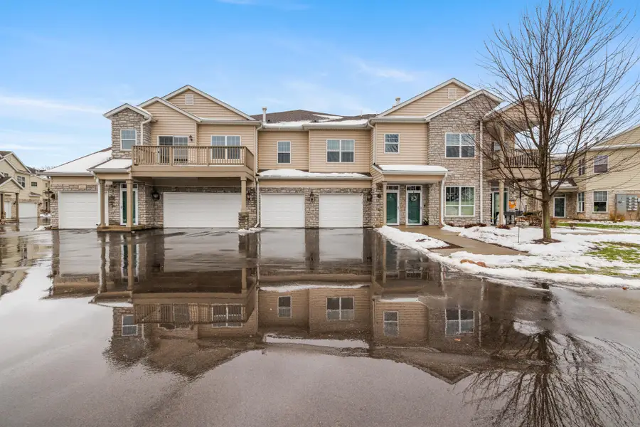 N17W26475 Meadowgrass Cir, Pewaukee, WI 53072 - Image #2