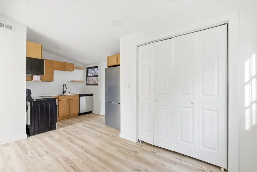 10314 Root River Dr, Caledonia, WI 53108 - Image #2