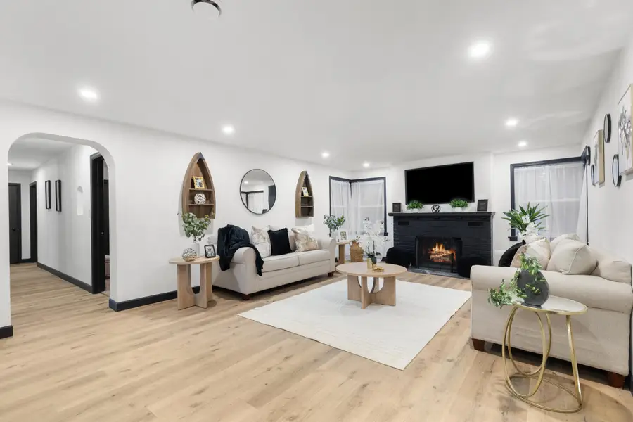 W156N8813 Pilgrim Rd, Menomonee Falls, WI 53051 - Image #2