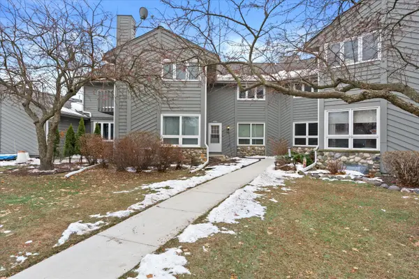 15629 W Ridge Rd, New Berlin, WI 53151