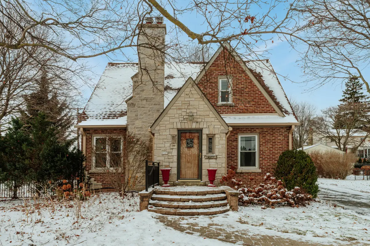 2323 N 116th St, Wauwatosa, WI 53226 - Image #1