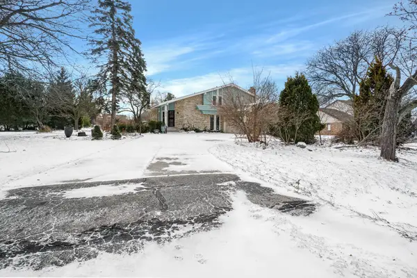 1523 W Liebau Rd, Mequon, WI 53092