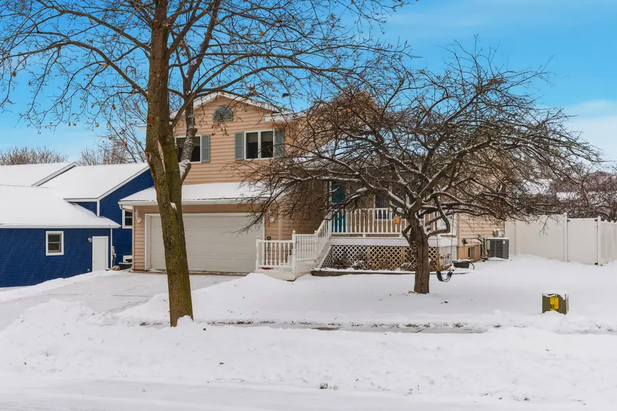 1978 Sandalwood Dr, Onalaska, WI 54650 - Image #2