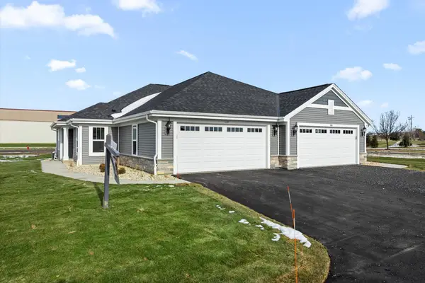 504 Hunter Oaks Blvd, Watertown, WI 53094