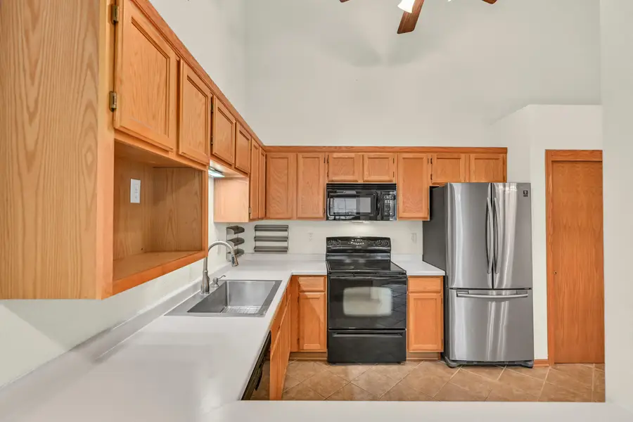 9390 W Loomis Rd, Franklin, WI 53132 - Image #2