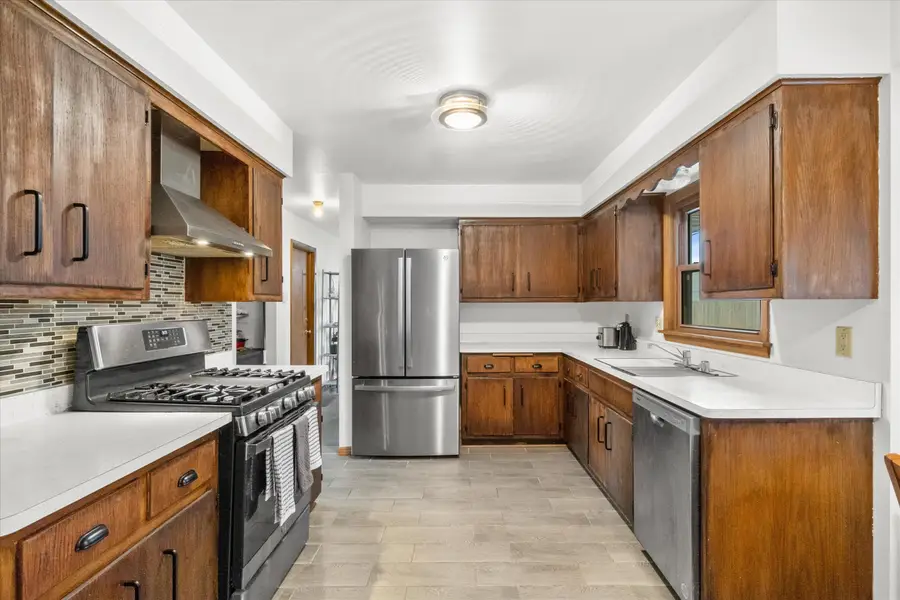 2826 W Green Tree Rd, Glendale, WI 53209 - Image #2