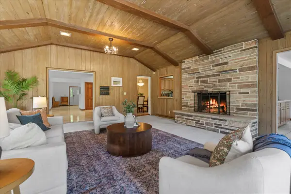 2416 W Dean Ct, River Hills, WI 53217